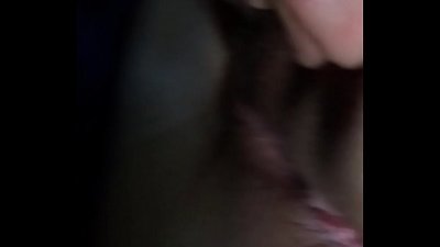 Su mergina automobilyje