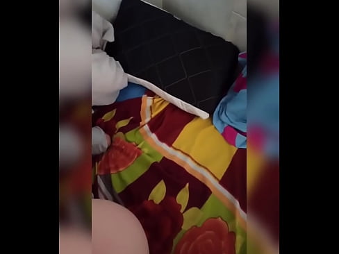 ❤️ Mano kambariokė lieka namuose viena, nes jos vyras atostogauja, o aš pasinaudoju proga ją išdulkinti ir užpildyti jos užpakalį pienu Super seksas prie mūsų