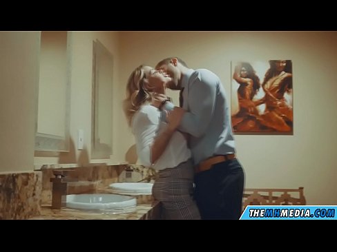 ❤️ Kai krūtininga blondinė vilioja tave viešajame tualete Super seksas prie mūsų